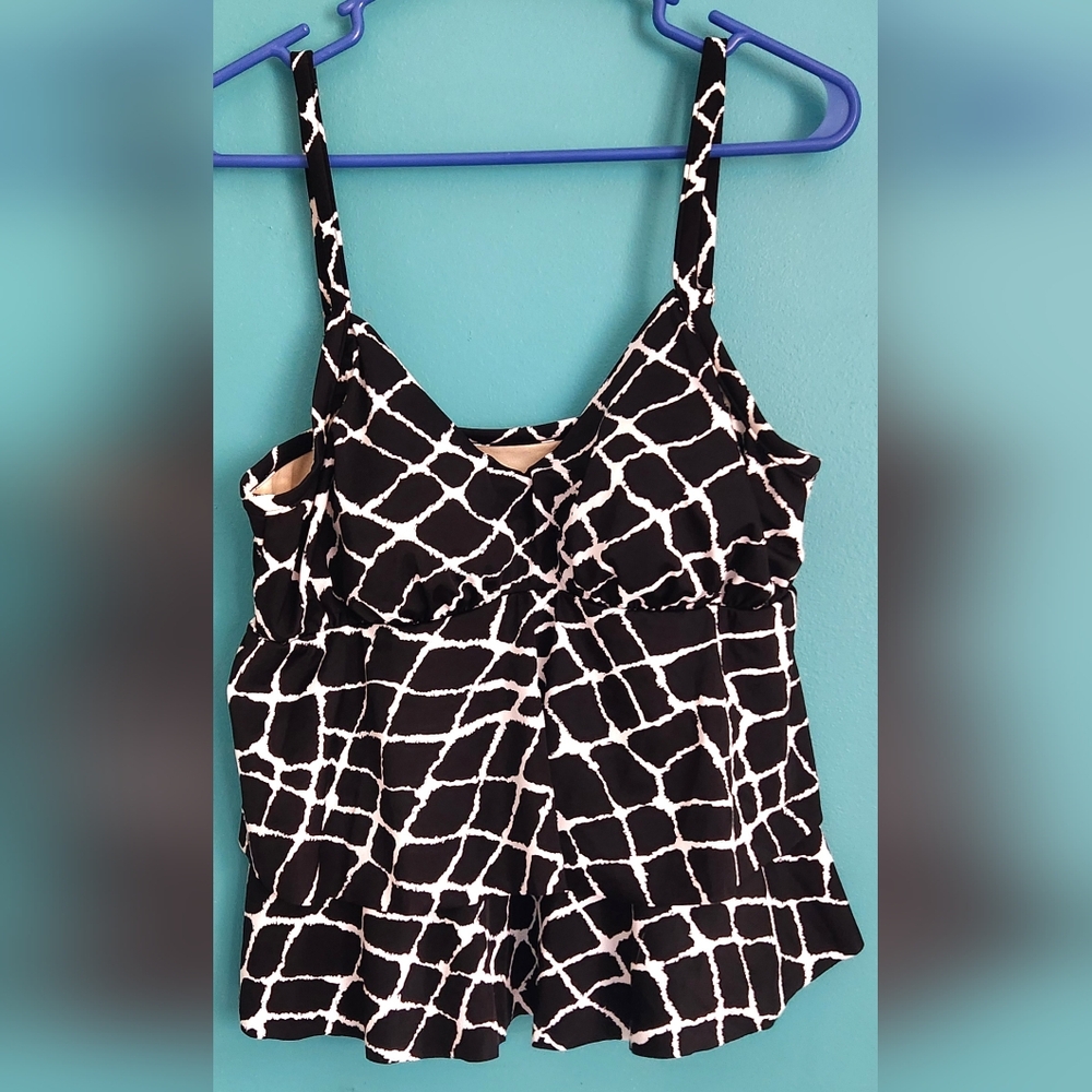 Trimshaper Black & White Geometric print Tankini top